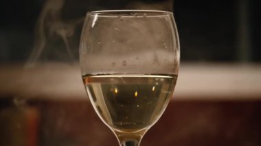 Bir bardak köpüklü beyaz şarap. Arka planda 4k. Seçici çekim.