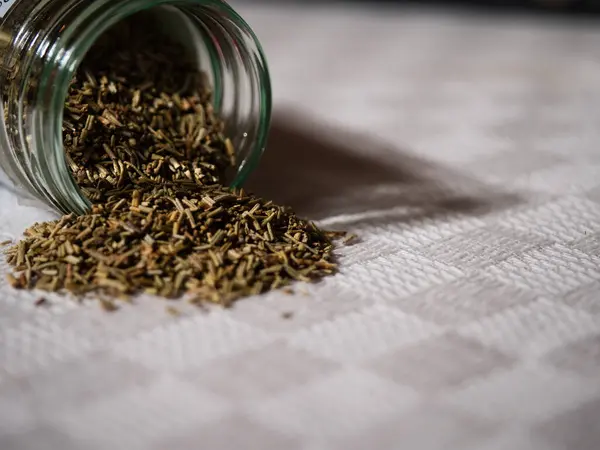 Kurutulmuş biberiye bitkisi makro yakın çekim seçici odaklanma