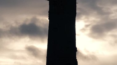 Huddersfield 'daki Castle Hill Kulesi' nde fırtına bulutlarına karşı 4K 'lık eğik bir odak noktası.