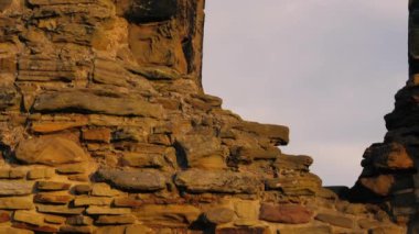 Yorkshire 'daki sandal şatosu harabeleri seçici odaklı zoom görüntüsü veriyor