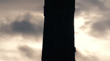 Huddersfield 'daki Castle Hill Kulesi fırtına bulutlarına karşı geniş eğimli zoom görüntüsü seçici odak noktası