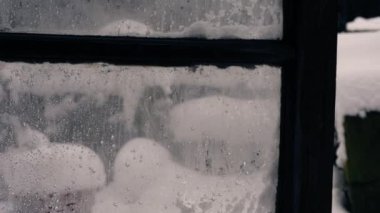 Cam kapı, kar yağdığında kapanır. 4k 'lık açıyla odaklan.