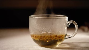 Sıcak papatya çayı. Orta boy. 4k seçici odaklanma.