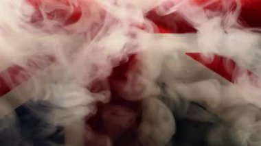 İngiliz Bayrağı dumanla kaplandı. 4k 'lık çekim odaklı.