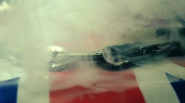 Union Jack İngiliz Bayrağı duman ve zincirlerle kaplandı zoom yakın çekim seçici odaklanma