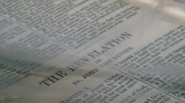 İncil 'deki dumanlı vahiyler kitabı. Yakın çekim. 26 Ocak 2025 Dewsbury Batı Yorkshire seçici odak noktası.