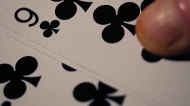 Poker oyuncusu floş kart tutarak makro yakınlaştırma çekimini kapatır ve seçici odak noktası oluşturur