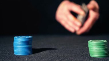 Poker oyununda kartları karıştırmak seçici odak noktası