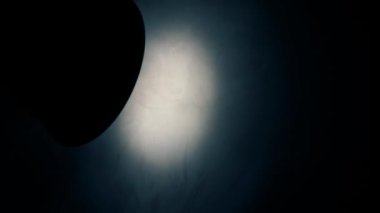 Parlak ışık ortamında dönen duman 4k seçici odak noktası