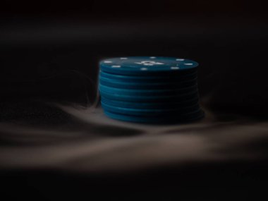 Siyah duman arkaplanındaki poker çipleri yakınlaştırma çekim seçici odağı kapat