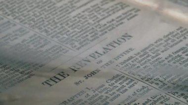 İncil 'deki dumanlı vahiyler kitabı 4k yakın çekim seçici odak Dewsbury Batı Yorkshire 26 Ocak 2025