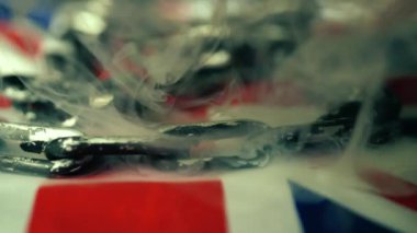 İngiliz Bayrağı duman ve zincirlerle kaplandı. 4k 'lık atış odaklı.