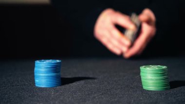 Poker oyununda kartları karıştırmak 4k ekran seçici odak noktası