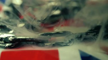 Union Jack İngiliz Bayrağı duman ve zincirlerle kaplandı zoom yakın çekim seçici odaklanma