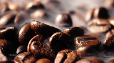 Buharlı kahve çekirdekleri makro yakınlaştırmalı seçici odak noktası.