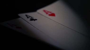 Poker oyuncusunun elinde as var. Oynayan kartları kapat, yakınlaştır, seçici odaklan