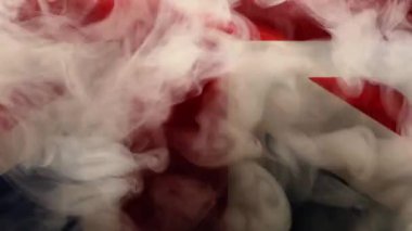 Union Jack İngiliz Bayrağı duman ve zincirlerle kaplandı zoom yakın çekim seçici odaklanma