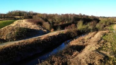 Dereler ve patikalar orta yakınlaştırmalı dron hava görüntüsü seçici odak noktası