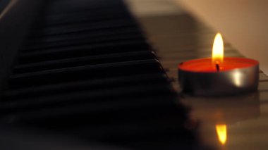 Piyano orgu müzik enstrümanlı mumlar 4k yakın çekim seçici odak noktası