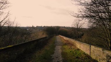 Terk edilmiş şehir viaduct köprüsünün üzerinde 4k genişliğinde hava aracı görüntüsü seçici odak noktası
