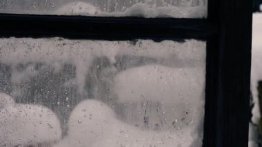 Cam kapı kar yağdığında kapanır. Odaklan, odaklan, odaklan.