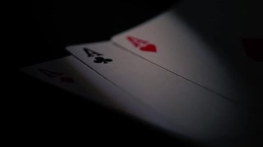 Poker oyuncusunun elinde as var ve 4k 'lık atış seçici odak noktasını kapat