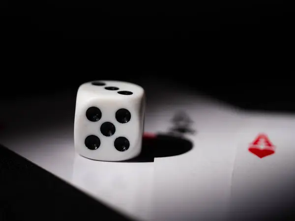 Kart oynayan aslar ve zar kapatma vuruşları seçici odak