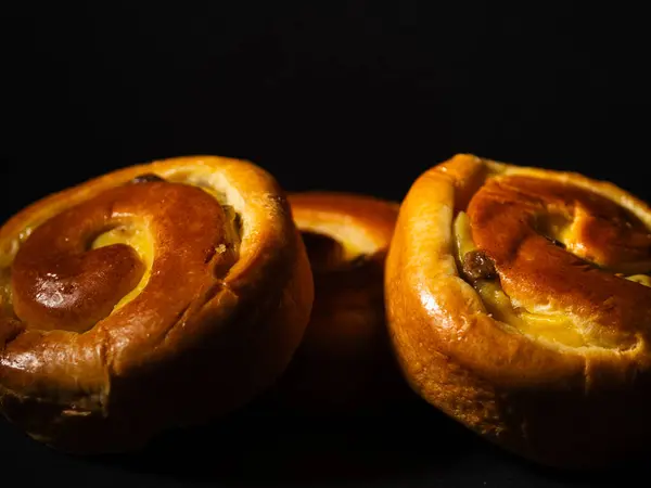 Siyah arkaplan üzerine kahvaltı hamur işi Seçici odağı kapat