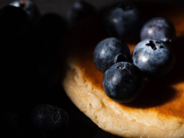 Krep üzerine olgun yaban mersini meyvesi makrosu. Seçici odağı kapat.