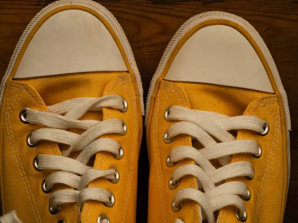 Bağcıklı sarı pompalı ayakkabılar Seçici odak noktasını kapat