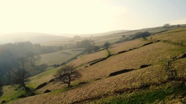Puslu bir günde Peak District Ulusal Parkı 'ndaki kırsal tarım arazisi 4k hava aracı seçici odak noktası
