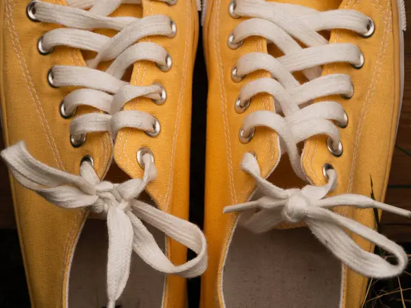 Bağcıklı sarı pompalı ayakkabılar Seçici odak noktasını kapat