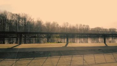 Nehir köprüsü. Orta yakınlaştırmalı dron hava aracı görüntüsü. Seçici odak noktası.