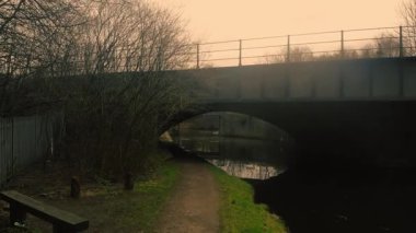 Yorkshire 'daki su yolu üzerindeki kanal köprüsü geniş 4k hava aracı seçici odak noktası