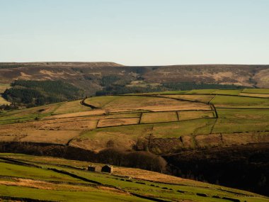 Peak District Holmfirth 'in kırsal kesimindeki ücra çiftlik evi geniş açılı seçici odak noktası