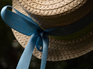 Mavi kurdeleli saman kayıkçı şapkası yakın çekim seçici odaklanma