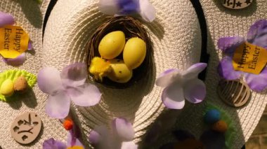 Yumurta ve çiçeklerle süslenmiş Paskalya şapkası. Yaklaş, odaklan.