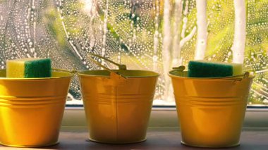 Bahar temizliği sabunlu sabunlu camları yıkama orta boy zoom görüntüsü seçici odaklanma