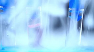 Kuru buz makrosunda kan örneği olan test tüpleri yakınlaştırın, yavaş çekim seçici odak noktası