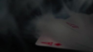 Poker el sigara içen asları tutuyor iskambil kağıtlarını kapıyor yakınlaştırıyor, seçici odaklanıyor