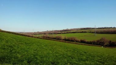 Yazın Yorkshire 'da yemyeşil tarım arazisi açık mavi gökyüzü geniş hava manzarası drone zoom seçici odaklı