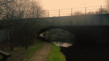 Yorkshire 'daki su yolu üzerindeki kanal köprüsü geniş yakınlaştırmalı insansız hava aracı seçici odak noktası