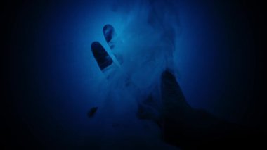 Koyu mavi kıvrımlı dumanlı zoom görüntüsü seçici odaklanma