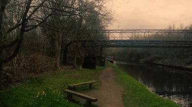 Yorkshire 'daki su yolu üzerindeki kanal köprüsü geniş yakınlaştırmalı insansız hava aracı seçici odak noktası