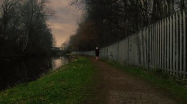 Akşam karanlığında Kanal su yolunda koşan 4k hava aracı seçici odak noktası