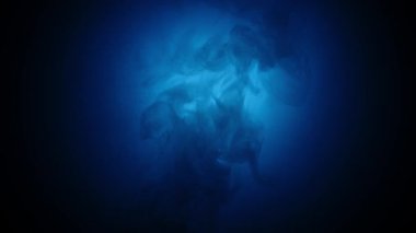 Koyu mavi dumanlı girdap dönen ortam 4k seçici odak noktası