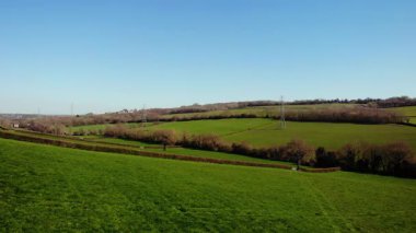 Yazın Yorkshire 'da yemyeşil tarım arazisi açık mavi gökyüzü geniş hava aracı 4k seçici odak noktası