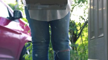 Dikkatsiz teslimat kırılgan kutuyu 4K seçici odak noktası üzerine bırakıyor.