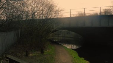 Yorkshire 'daki su yolu üzerindeki kanal köprüsü geniş 4k hava aracı seçici odak noktası