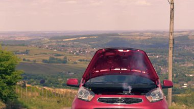 Motordan çıkan dumanlı, bozuk bir araba. 4K 'lık seçici odak noktası.